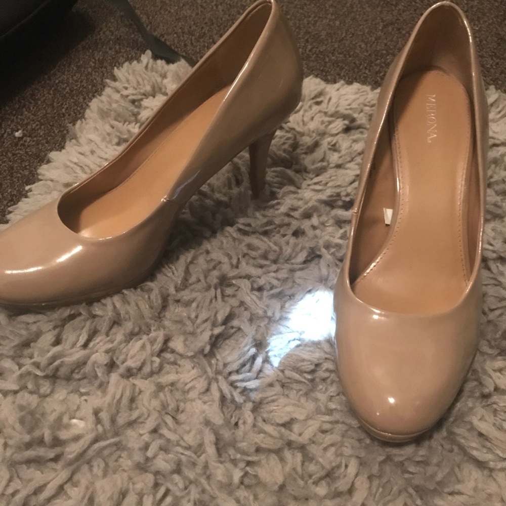 Nude pumps